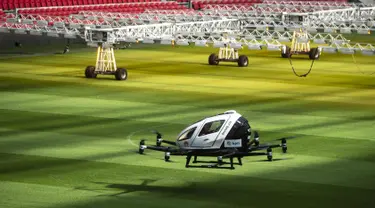 Sebuah taksi pesawat tak berawak saat uji coba di Amsterdam Arena, Belanda (16/4). Taksi pesawat tak berawak ini dapat membawa dua orang hingga 210 Kilogram dan memiliki bagasi kecil. (AFP Photo/ANP/Evert Elzinga)