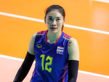 Pemain Timnas Bola Voli Putri Thailand, Hattaya Bamrungsuk saat laga Grup A Bola Voli Putri SEA Games 2023 melawan Timnas Bola Voli Putri Indonesia di Olympic Complex Indoor Main Hall, Phnom Penh, Kamboja, Selasa (09/05/2023). (Bola.com/Abdul Aziz)