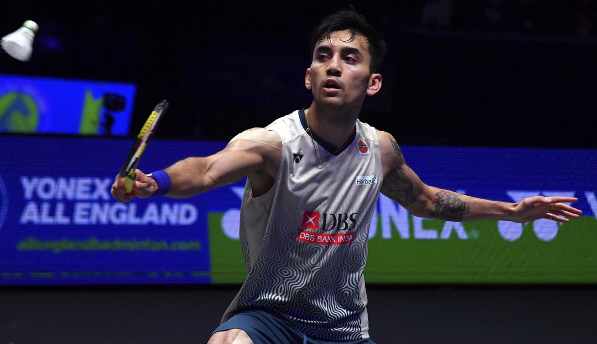 Tunggal putra India, Lakshya Sen berusaha mengembalikan bola saat menghadapi wakil Indonesia, Jonatan Christie pada laga semifinal kejuaraan bulu tangkis All England 2024 di Utilita Arena, Birmingham, Inggris, Sabtu (16/3/2024) malam WIB. Lakshya Sen kalah rubber game, 12-21, 21-10 dan 15-21. (AP Photo/Rui Vieira)