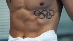 Tato cincin olimpide di tubuh seorang perenang peserta Olimpiade Tokyo 2020 di Tokyo Aquatic Center pada 25 Juli 2021. Berbeda dengan negara lain, di Jepang tato dianggap sebagai hal yang tabu dan memiliki kesan yang buruk. (AP/Matthias Schrader)