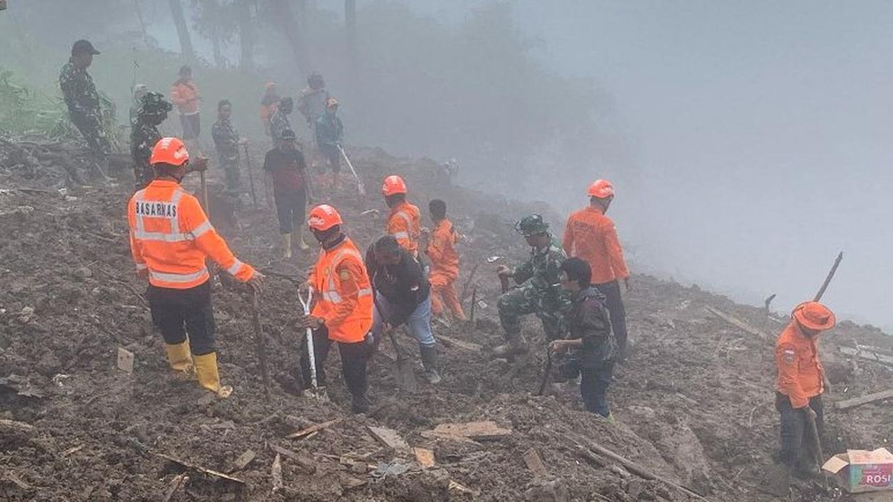 Bencana tanah longsor terjadi di Dusun Palangka, Kecamatan Makale, dan Dusun Putu, Lembang Randang Batu, Kecamatan Makale Selatan, Kabupaten Tana Toraja pada Sabtu (13/4) malam. Sebanyak 18 orang dilaporkan tewas akibat bencana tanah longsor yang terjadi 