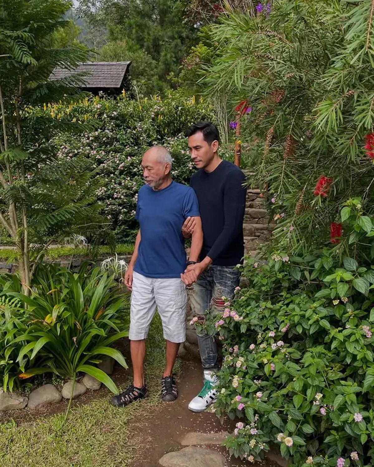 6 Potret Kenangan Darius Sinathrya dan Sang Ayah, Meninggal Saat Suami Donna Agnesia Ultah ke-40