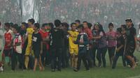 Pemain Persik Kediri, Faris Aditama dikerubuti suporter seusai laga uji coba melawan Persinga Ngawi di Stadion Brawijaya, Minggu (14/2/2016). (Bola.com/Robby Firly)