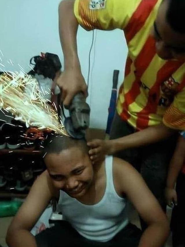 7 Potret Orang Cukur Rambut Pakai Alat Anti-Mainstream Ini Bikin Ngeri