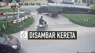 Detik-detik truk disambar kereta api di Thailand terekam kamera CCTV. Truk nahas tersebut melanggar palang yang sudah menutup. Beruntung sopir dan penumpang tak terluka serius.