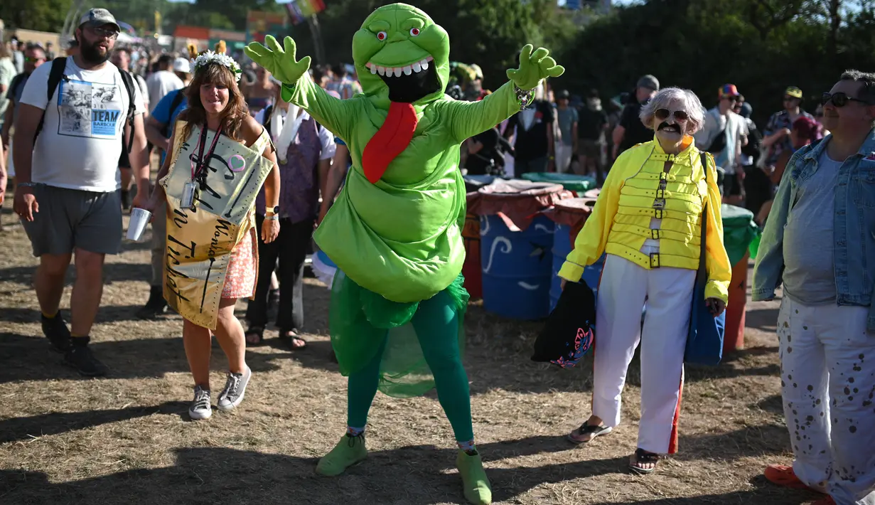 Pengunjung festival menghadiri festival Glastonbury Hari ke-2 di desa Pilton di Somerset, barat daya Inggris, pada 22 Juni 2023. Festival berlangsung dari 21 Juni hingga 26 Juni. (Photo by Oli SCARFF / AFP)