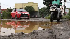 Kendaraan menghindari kubangan pada jalan yang rusak di Jalan Pertamina, Kemiri Muka, Depok, Jawa Barat, Selasa (5/3). Jalan rusak yang telah berlangsung bertahun-tahun tersebut tak kunjung diperbaiki. (Liputan6.com/Immanuel Antonius)
