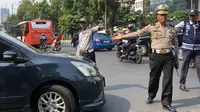 Polisi menindak pelanggar aturan ganjil genap di Jalan Hayam Wuruk dan Jalan Gajah Mada, Jakarta Barat. (Liputan6.com/Ratu Annisa)