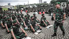 Kepala Staf Angkatan Darat (KSAD) Jenderal Dudung Abdurachman (kanan) meninjau pasukan usai memimpin Apel Gelar Pasukan Jajaran TNI AD di Lapangan Monas, Jakarta, Selasa (25/1/2022). Pasukan TNI AD dan Alutsista dipamerkan saat mengikuti gelar apel pasukan. (Liputan6.com/Faizal Fanani)