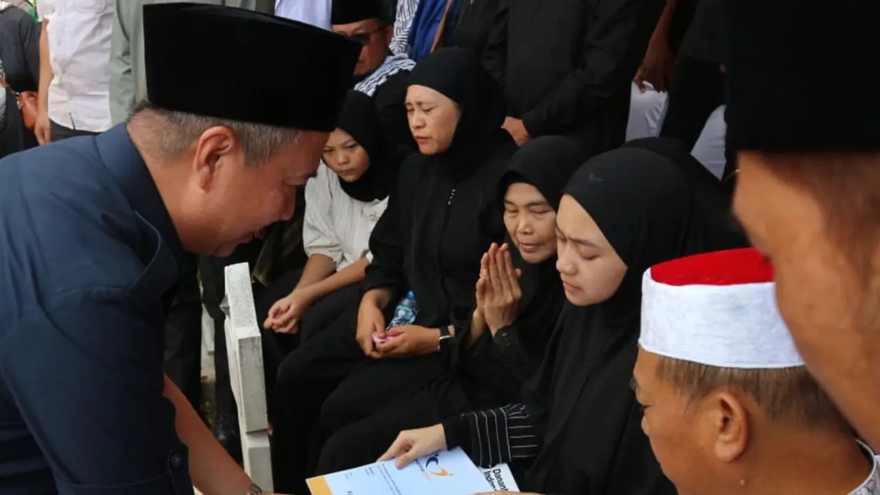 Penyerahan Santunan Risiko Kematian Khusus (SRKK) kepada keluarga Mayor Inf. Anumerta Zulmi Aditya Iskandar.