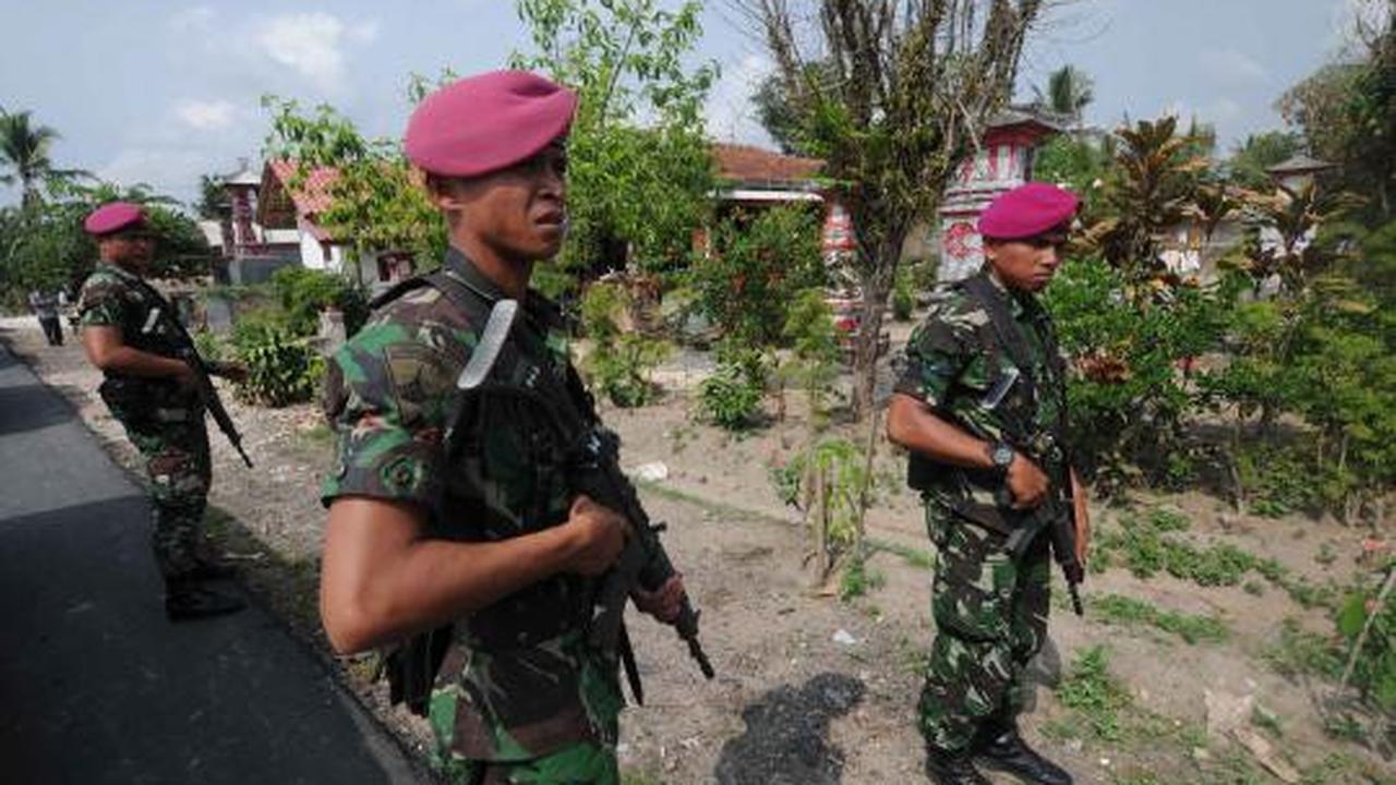 TNI bersihkan puing-puing pasca bentrokan Lampung Selatan