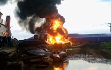 Kapal Tangki Terbakar Hebat di Sungai Mentaya Kotawaringin Timur, Api Masih Berkobar
