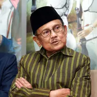 Memasuki usia 80 tahun, mantan Presiden Republik Indonesia, BJ Habibie mendapat kejutan kue ulang tahun ke-80 di ruang terpisah.  (Deki Prayoga/Bintang.com)