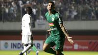 Gelandang PSS Sleman, Brian Ferreira, merayakan gol yang dicetaknya ke gawang Arema FC pada laga Liga 1 2019 di Stadion Maguwoharjo, Sleman, Rabu (15/5). PSS menang 3-1 atas Arema. (Bola.com/Yoppy Renato)