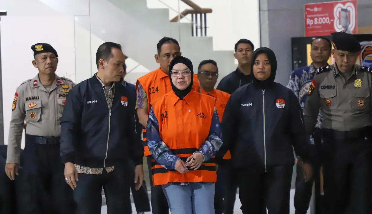 Bupati Sukoharjo Etik Suryani mengenakan rompi tahanan  dibawa menuju mobil tahanan usai menjalani pemeriksaan di Gedung Merah Putih KPK, Jakarta, Sabtu (11/7/2026). (KLY/Arie Basuki)