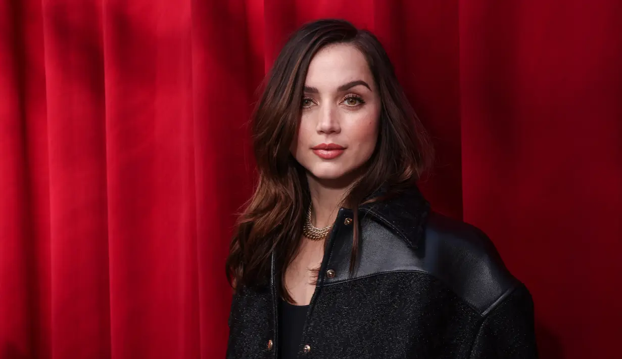 Ana de Armas tiba untuk koleksi busana siap pakai Louis Vuitton Spring/Summer 2023 yang dipresentasikan di Paris Fashion Week, Prancis, 4 Oktober 2022. Ana de Armas memimpin kemewahan karpet merah dalam gaun mini yang menutupi paha saat dia mengucapkan selamat tinggal pada Paris Fashion Week yang bertabur bintang. (Photo by Vianney Le Caer/Invision/AP)