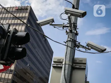 Kamera CCTV terpasang di Jalan MH Thamrin, Jakarta, Selasa (28/1/2020). Direktorat Lalu Lintas Polda Metro Jaya akan menerapkan tilang elektronik untuk pengendara sepeda motor di Jalan Sudirman-MH Thamrin dan jalur Koridor 6 Transjakarta mulai awal Februari 2020. (Liputan6.com/Faizal Fanani)