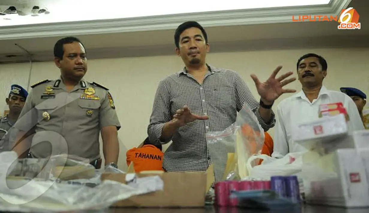 Didampingi Kabid Humas Polda Metro Jaya, Kombes Pol Rikwanto, Kasubdit Resmob Polda Metro Jaya, AKBP Adex Yudiswan menerangkan kronologis tertangkapnya tersangka pembobol minimarket (Liputan6.com/Helmi Fithriansyah)