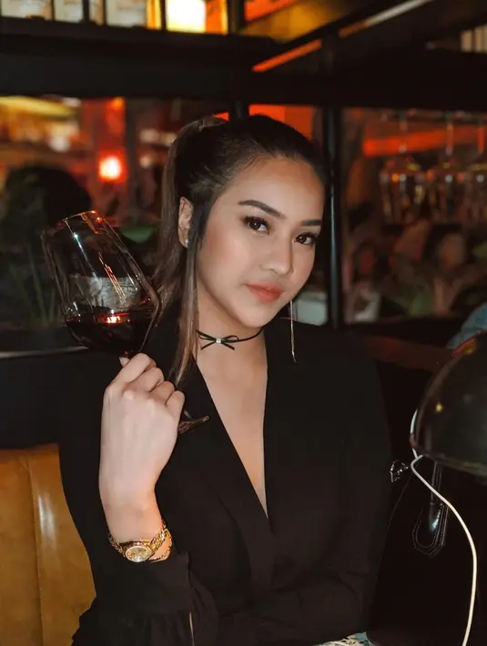 Senyum tipis Anya saat hanya pakai makeup simpel dan kenakan atasan hitam saat berada di sebuah restoran, jadikan dirinya tampil wah bak primadona (Liputan6.com/IG/anyageraldine)