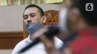 Terdakwa I Gede Ari Astina atau Jerinx SID menjalani sidang lanjutan kasus pengancaman pada Adam Deni di PN Jakarta Pusat, Jakarta, Senin (14/2/2022). Agenda sidang lanjutan ini mendengarkan keterangan dari saksi ahli dari terdakwa. (Liputan6.com/Herman Zakharia)