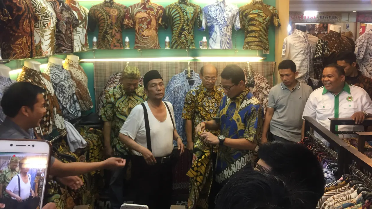Calon Wakil Presiden Sandiaga Uno menyambangi sentra batik di Thamrin City, Jakarta Pusat.