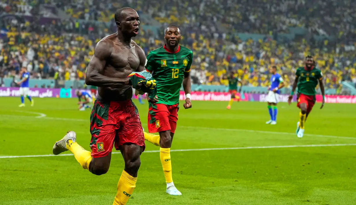 Pemain Kamerun Vincent Aboubakar (kiri) melakukan selebrasi usai mencetak gol ke gawang Brasil pada pertandingan sepak bola Grup G Piala Dunia 2022 di Stadion Lusail, Lusail, Qatar, 2 Desember 2022. Kamerun menang 1-0 atas Brasil, namun tetap tak lolos ke babak selanjutnya. (AP Photo/Andre Penner)