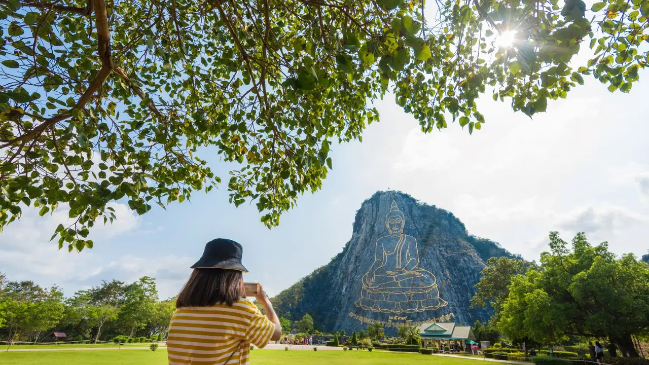 Turis di Gunung Khao Chi Chan merupakan bukit yang diukir dengan gambar Buddha pada 1996