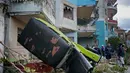 Sebuah mobil rusak setelah terlampar akibat badai tornado di Regla, Kuba (28/1). Akibat bencana tersebut tiga orang tewas dan 173 orang lainnya luka-luka. (AP Photo/Ramon Espinosa)