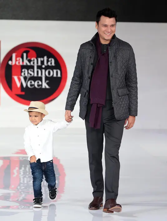 Sejak lama anak pasangan Titi Kamal dan Christian Sugiono mendapat tawaran fashion show. Namun baru dalam acara Jakarta Fashion Week 2017 tawaran untuk putranya Arjuna Zayan Sugiono di ambil. (Deki Prayoga/Bintang.com)