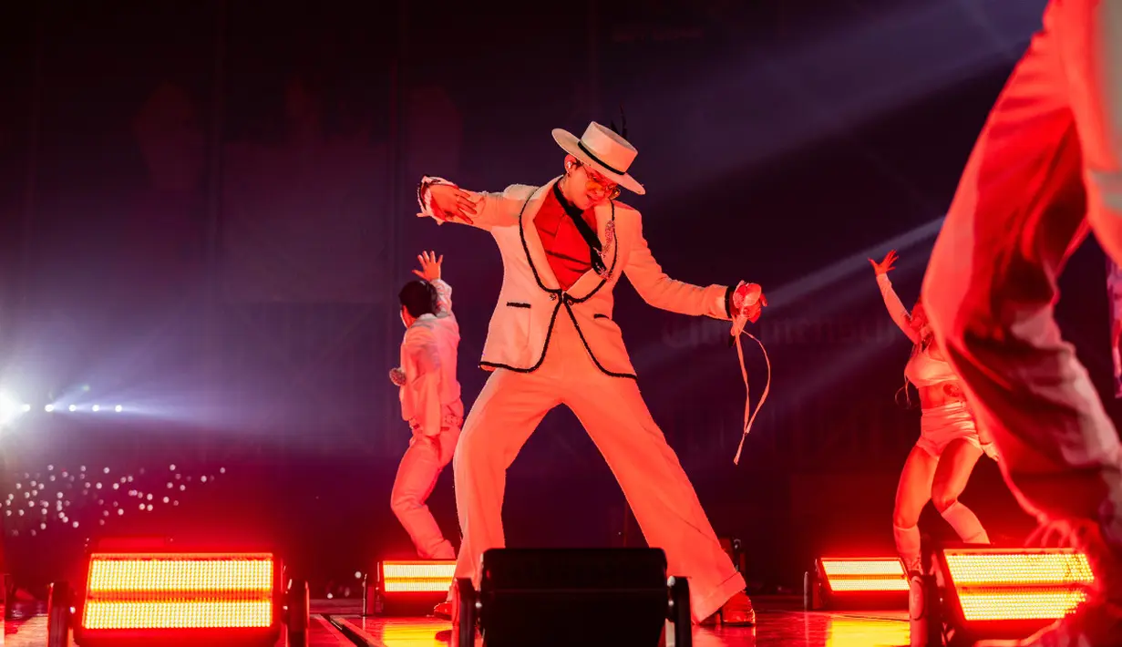 Bulu ini diwujudkan dalam bentuk bros, berdampingan dengan motif bintang, matahari, dan pita, yang menjadi ciri khas kreasi rumah mode CHANEL. Dihiasi dengan berlian, bros panjang ini dirancang dengan struktur fleksibel yang mampu mereplikasi tekstur dan lekukan alami bulu asli. Perhiasan ini diciptakan untuk melengkapi feminitas modern yang dinamis dan selalu bergerak. [Dok. CHANEL]