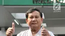 Prabowo Subianto menyapa awak media saat akan menjalani pemeriksaan awal tes kesehatan di RSPAD Gatot Soebroto, Jakarta, Senin (13/8). KPU menyelenggarakan tes kesehatan bagi para kandidat capres dan cawapres Pilpres 2019. (Merdeka.com/Iqbal S. Nugroho)