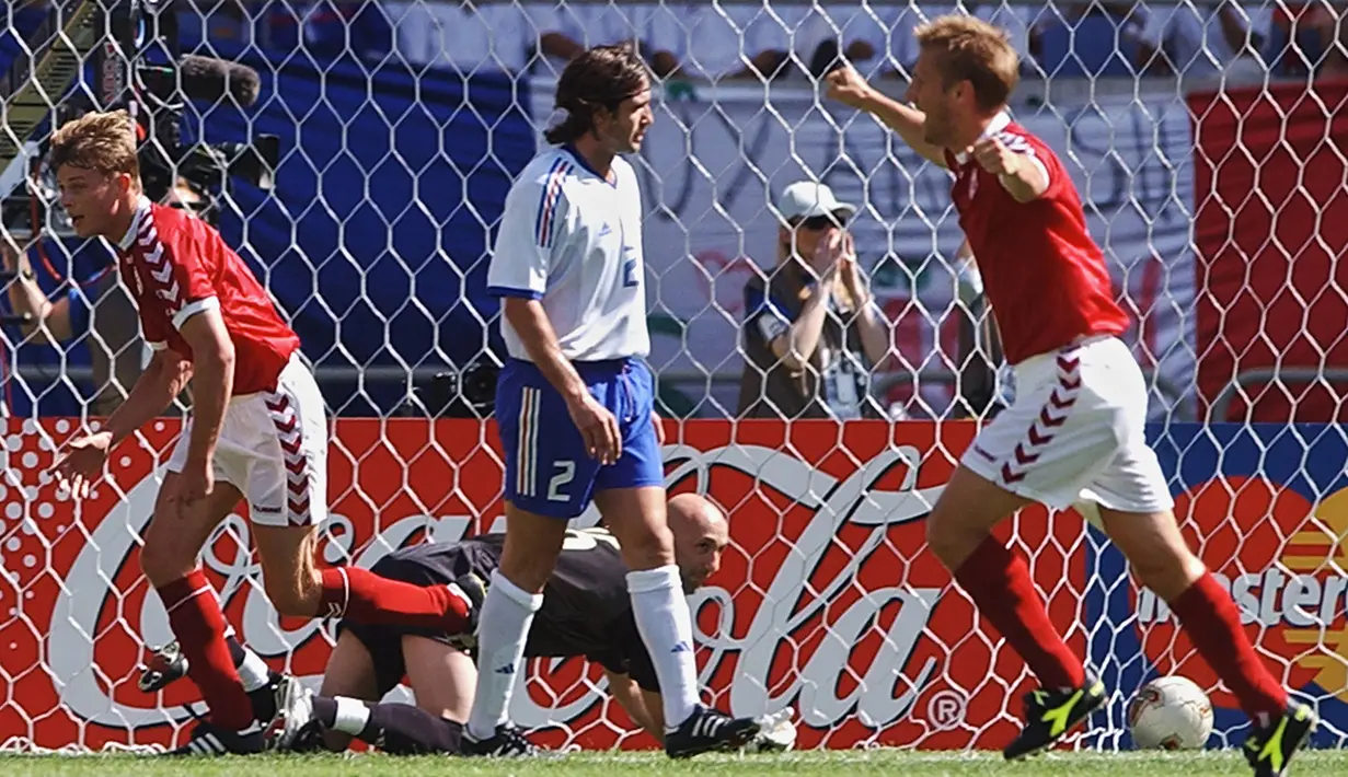 Prancis. Berstatus juara Piala Dunia 1998, Prancis langsung angkat koper di fase grup Piala Dunia 2002 yang digelar di Jepang dan Korea Selatan. Tergabung di Grup A, Bixente Lizarazu dkk finis di posisi buncit dengan raihan 1 poin, hasil dari 1 kali imbang dan 2 kali kalah. Hasil imbang diraih saat Prancis ditahan 0-0 oleh Uruguay pada matchday kedua. Sementara pada matchday pertama yang menjadi laga pembuka Piala Dunia 2002 Prancis menyerah 0-1 dari Senegal dan di matchday ketiga takluk 0-2 dari Denmark. (AFP/Kim Jae-hwan)