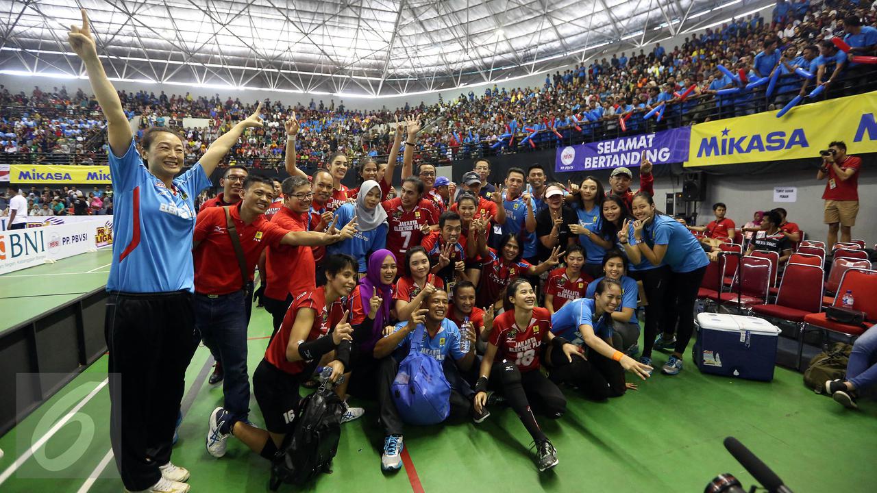Pemain Jakarta Elektrik PLN berfoto bersama usai mengalahkan Jakarta Pertamina Energi pada Grand Final Proliga 2017 di GOR Amongrogo, Yogyakarta (23/4/2017). Jakarta Elektrik PLN keluar sebagai Juara Proliga 2017. 