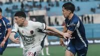 Winger Persita Tangerang, Aleksa Anderjic mendapatkan tarikan dari bek kiri PSIM Yogyakarta, Yusaku Yamadera dalam laga pekan ke-30 BRI Super League 2025/2026 di Stadion Sultan Agung, Bantul, Kamis (30/4/2026). (Dok. Persita)