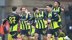 Manchester City sukses mengandaskan Leyton Orient dengan skor tipis 2-1 dalam laga putaran keempat FA Cup 2024/2025 yang dihelat di Brisbane Road, London, Sabtu (8/2/2025) malam WIB. (AFP/Justin Tallis)