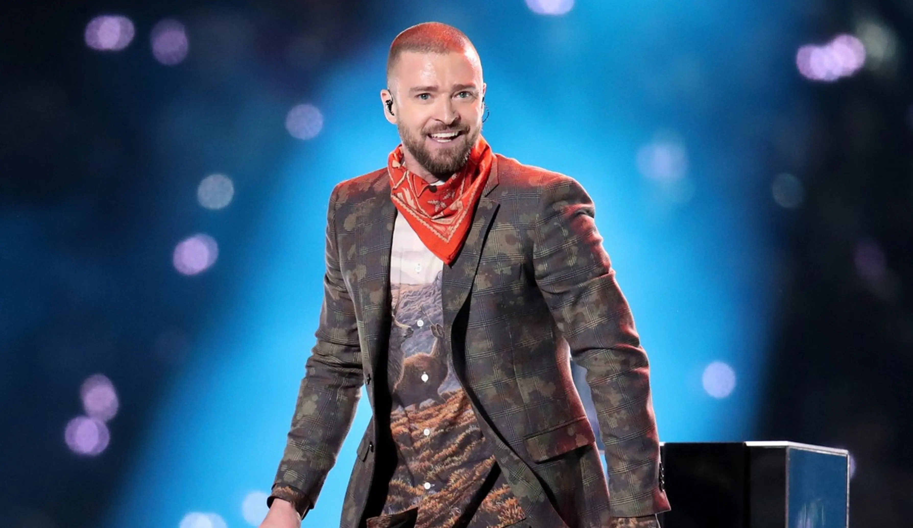 Justin Timberlake saat tampil di Super Bowl 2018 (Just Jared)