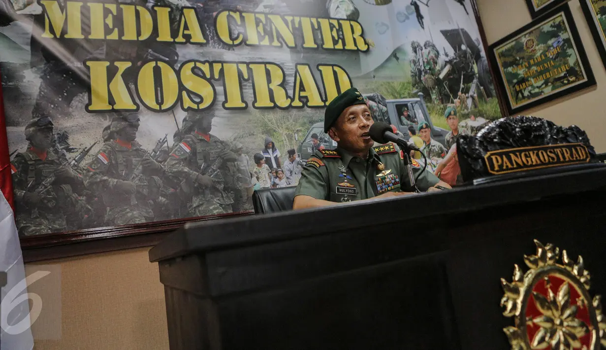 Pangkostrad Letnan Jenderal Mulyono memberikan keterangan di Media Center Kostrad, Jakarta, Senin (13/7/2015). Mulyono menyerahkan sepenuhnya pengusutan kasus penusukan anggota Brigif L-3/k di Gowa kepada kepolisian. (Liputan6.com/Faizal Fanani)
