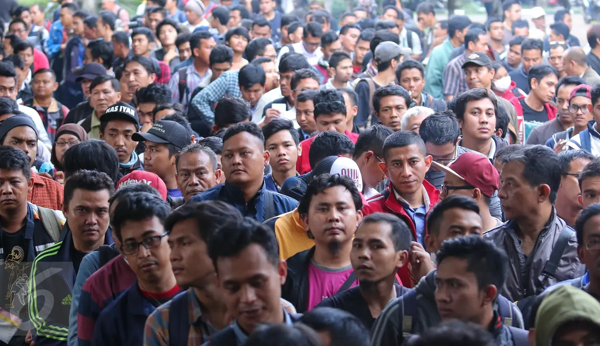 Ribuan orang mengantri untuk mendaftarkan diri mereka untuk menjadi pengemudi Uber di Jakarta, Selasa (24/5). Pendaftaran dilaksanakan pada Selasa, 24 Mei 2016 dan Rabu, 25 Mei 2016. (Liputan6.com/Angga Yuniar)