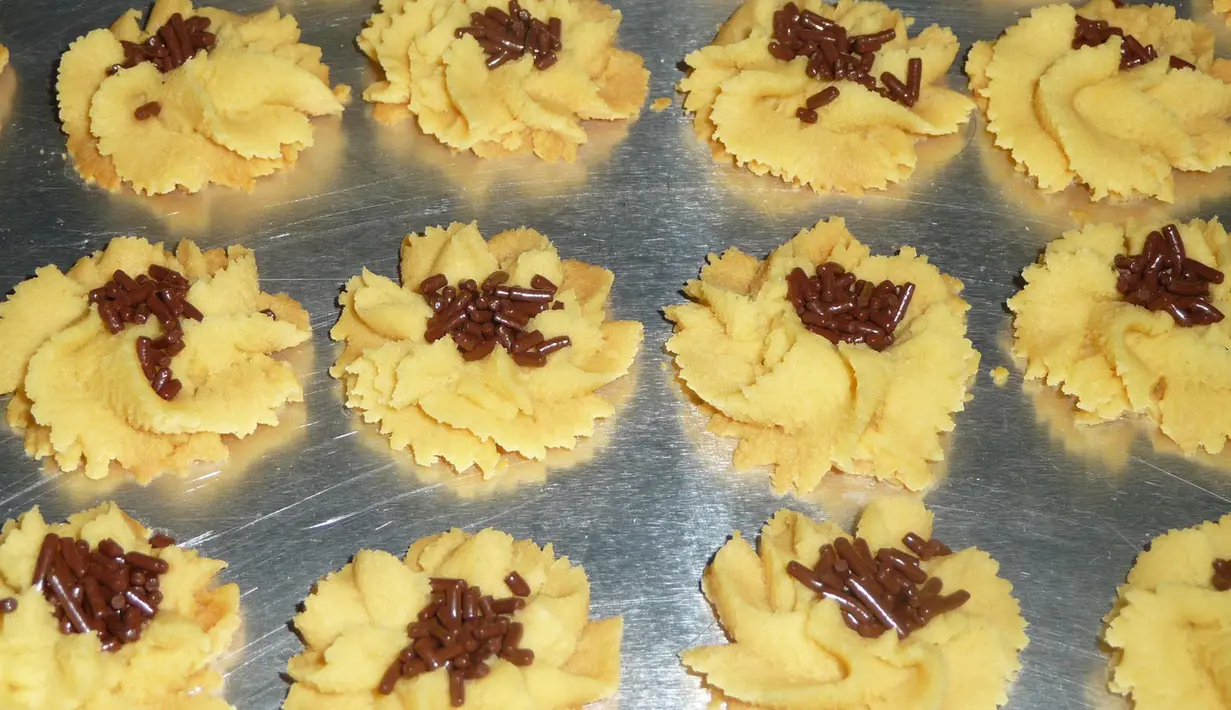 Kue semprit adalah salah satu primadona pada saat lebaran. Kue ini terbuat dari tepung terigu dan berbentuk seperti bunga dengan kuncup yang berwarna. (Istimewa)