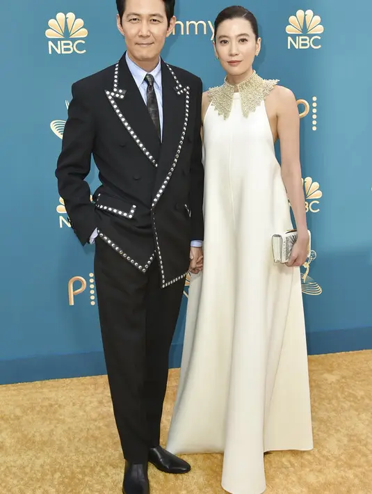 <p>Lee Jung Jae dan Lim Se Ryung di Emmy Awards 2022. (Foto: Richard Shotwell/Invision/AP)</p>