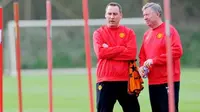 Manajer MU, Sir Alex Ferguson (kanan) berbincang-bincang dengan coach Rene Meulensteen saat sesi latihan di Carrington, Manchester, 6 April 2009 jelang laga perempat final Liga Champions. AFP PHOTO/PAUL ELLIS 