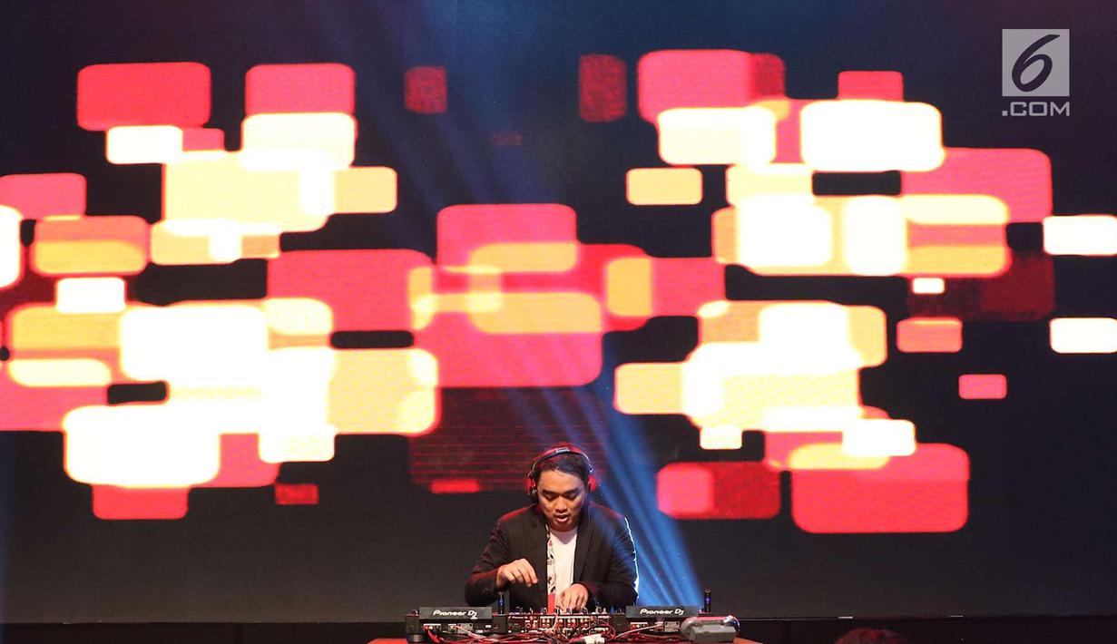 Penampilan Dipha Barus menutup panggung XYZ Day Creator Award 2018  di Senayan City, Jakarta, Rabu (25/4). Meski sudah berlangsung sejak pagi, kehadiran Dipha Barus sangat dinantikan oleh pengunjung. (Liputan6.com/Immanuel Antonius)