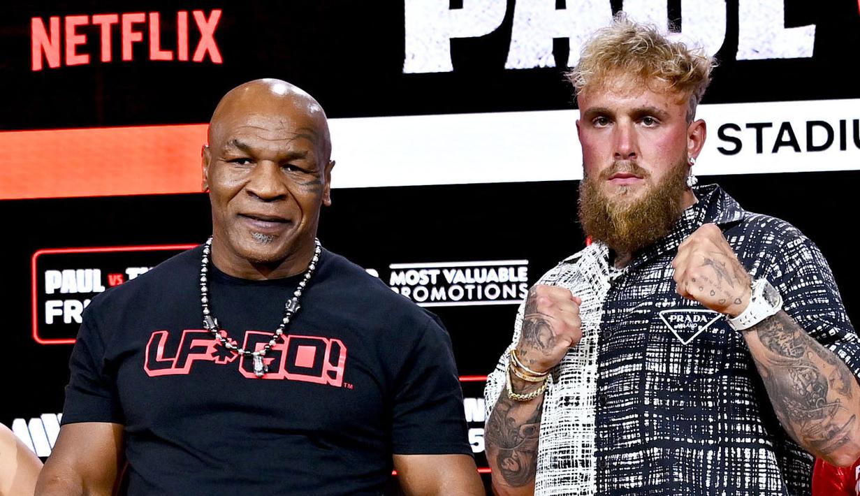 Dalam momen itu, Mike Tyson dan Jake Paul sudah saling adu psywar. Mereka sama-sama menunjukkan rasa optimistisnya bisa memenangkan duel tersebut. (AFP/Roy Rochlin)