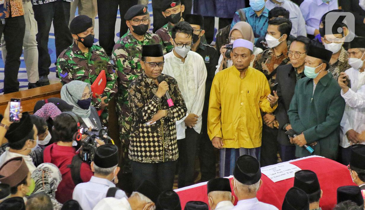 Menkopolhukam Mahfud MD saat memberikan pesan di hadapan Jenazah Ketua Dewan Pers dan Guru Besar UIN Jakarta Prof Azyumardi Azra di UIN Jakarta, Selasa (20/9/2022). Usai dishalatkan jenazah Azyumardi akan dimakamkan di Taman Makam Pahlawan (TMP) Kalibata, Jakarta pukul 09.00 WIB. (Liputan6.com/Angga Yuniar)