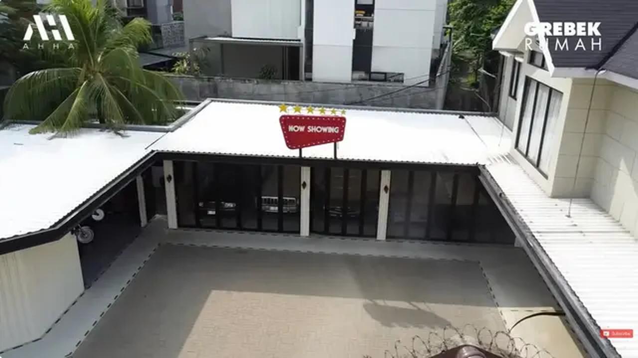 Potret Garasi Rumah Andre Taulany/Youtube Atta Halilintar