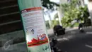 Stiker bergambar paslon nomor 3 masih menempel di sekitar Jalan Asia Afrika, Jakarta, Senin (13/1). Hingga H-2 Pilkada DKI Jakarta, alat peraga kampanye masih terlihat di beberapa ruas jalan Ibukota. (Liputan6.com/Helmi Fithriansyah)