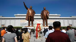 Warga memberi penghormatan kepada patung mendiang pemimpin Kim Il Sung dan Kim Jong Il di Bukit Mansu, Pyongyang, Korea Utara, Senin (8/7/2019). Kim Il Sung memimpin Korea Utara sejak 1948-1994. (AP Photo/Jon Chol Jin)