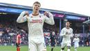 Pemain Manchester United, Rasmus Hojlund, melakukan selebrasi setelah mencetak goll ke gawang Luton Town dalam duel pekan ke-25 Premier League di Kenilworth Road, Minggu (18/2/2024). Kemenangan ini penting bagi MU untuk menjaga laju positif sekaligus terus mendekat ke empat besar klasemen Liga Inggris sementara. (AP Photo/Ian Walton)