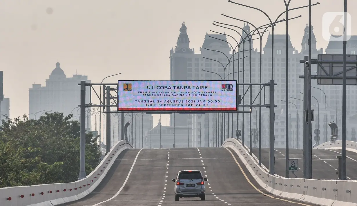 Kendaraan saat melintasi Enam Ruas Tol Dalam Kota Segmen Kelapa Gading-Pulogebang, Jakarta, Senin (23/8/2021). Segmen Kelapa Gading- Pulo Gebang yang memiliki panjang 93 kilometer tersebut akan diuji coba secara gratis mulai 24 Agustus hingga 6 September mendatang. (merdeka.com/Iqbal S Nugroho)