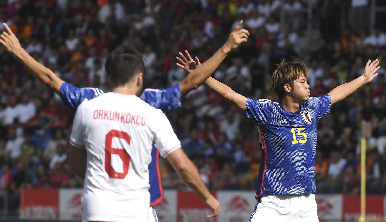 Selebrasi gelandang Timnas Jepang, Atsuki Ito setelah mencetak gol pertama timnya ke gawang Timnas Turki pada laga persahabatan FIFA Matchday di Luminus Arena, Genk, Belgia, Selasa (12/9/2023) malam WIB. (AP Photo/Frederic Sierakowski)